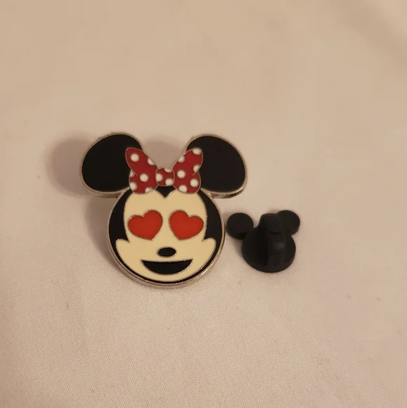 Disney Minnie Mouse Face Heart Eyes Pin - Picture 4 of 4